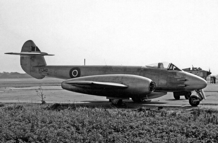 Британский реактивный самолет Gloster Meteor F.4 Британский реактивный самолет Gloster Meteor F.4