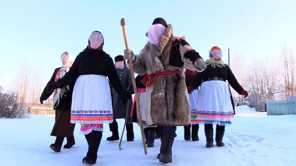 Ряженые во время празднования Шорыкйол Ряженые во время празднования Шорыкйол