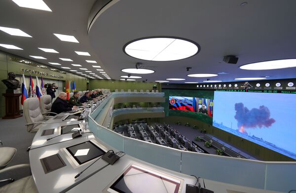 Президент РФ Владимир Путин наблюдает в режиме видеоконференции за пуском ракеты комплекса Авангард с гиперзвуковым планирующим крылатым боевым блоком в Национальном центре управления обороной РФ Президент РФ Владимир Путин наблюдает в режиме видеоконференции за пуском ракеты комплекса Авангард с гиперзвуковым планирующим крылатым боевым блоком в Национальном центре управления обороной РФ