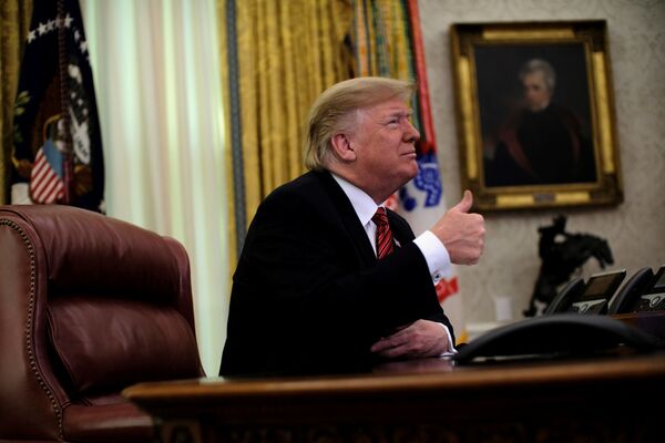 Президент США Дональд Трамп в Овальном кабинете. 25 декабря 2018 года Президент США Дональд Трамп в Овальном кабинете. 25 декабря 2018 года
