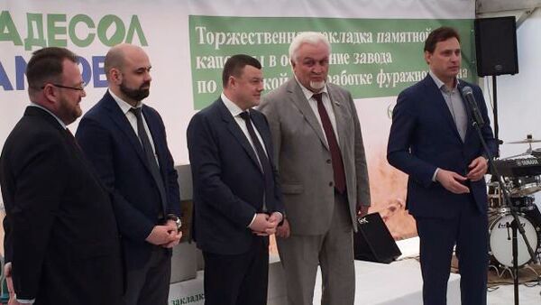 Губернатор Александр Никитин во время церемонии заложения капсулы в основание завода по переработке зерна Губернатор Александр Никитин во время церемонии заложения капсулы в основание завода по переработке зерна