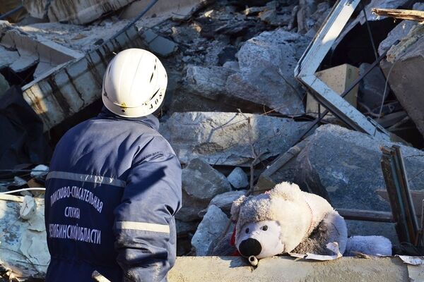 Сотрудники МЧС на месте обрушения одного из подъездов жилого дома в Магнитогорске. 31 декабря 2018 Сотрудники МЧС на месте обрушения одного из подъездов жилого дома в Магнитогорске. 31 декабря 2018
