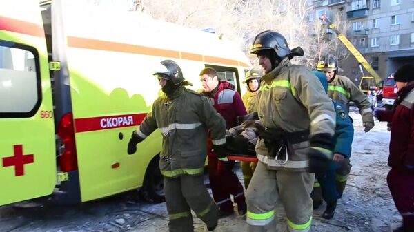 Сотрудники МЧС России во время спасения одного из жителей из-под завалов в результате взрыва газа в жилом доме на проспекте Карла Маркса дом 164 в Магнитогорске Сотрудники МЧС России во время спасения одного из жителей из-под завалов в результате взрыва газа в жилом доме на проспекте Карла Маркса дом 164 в Магнитогорске