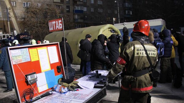 Спасательный штаб неподалеку от места обрушения одного из подъездов жилого дома в Магнитогорске, где произошел взрыв бытового газа Спасательный штаб неподалеку от места обрушения одного из подъездов жилого дома в Магнитогорске, где произошел взрыв бытового газа
