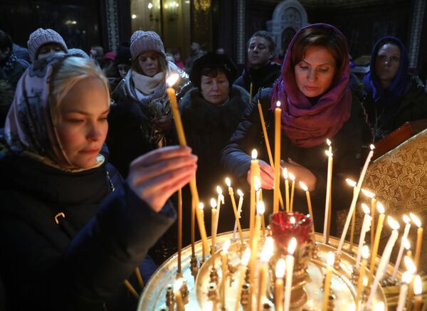 Верующие в храме Христа Спасителя в Москве перед Рождественским богослужением. 6 января 2018 Верующие в храме Христа Спасителя в Москве перед Рождественским богослужением. 6 января 2018