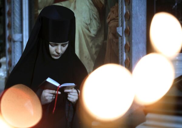 Монахиня перед Рождественским богослужением в храме Христа Спасителя в Москве. 6 января 2018 Монахиня перед Рождественским богослужением в храме Христа Спасителя в Москве. 6 января 2018
