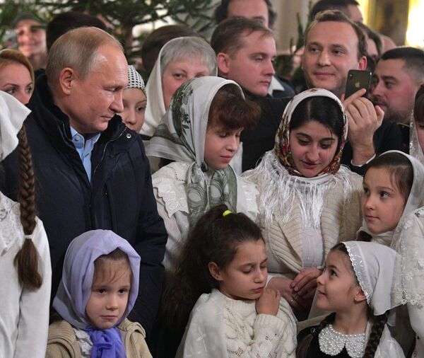 Владимир Путин во время Рождественского богослужения в Спасо-Преображенском соборе всей гвардии в Санкт-Петербурге. 6 января 2019 Владимир Путин во время Рождественского богослужения в Спасо-Преображенском соборе всей гвардии в Санкт-Петербурге. 6 января 2019