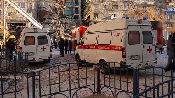 Автомобили скорой медицинской помощи на месте обрушения одного из подъездов жилого дома в Магнитогорске Автомобили скорой медицинской помощи на месте обрушения одного из подъездов жилого дома в Магнитогорске