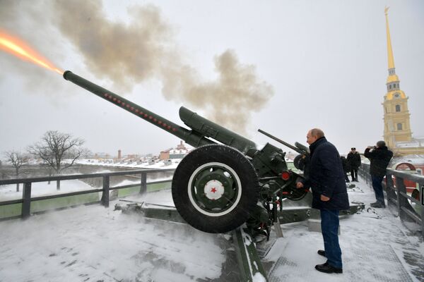 Президент РФ Владимир Путин производит традиционный полуденный выстрел из пушки во время прогулки по Петропавловской крепости