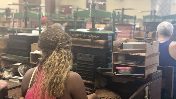 Работница фабрики по производству сигар, Куба 