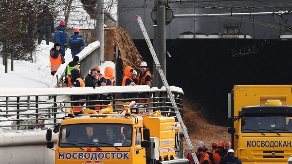 Сотрудники Мосводоканала у Тушинского тоннеля Волоколамского шоссе в Москве, подтопленного после провала грунта в шлюзе №8 канала имени Москвы Сотрудники Мосводоканала у Тушинского тоннеля Волоколамского шоссе в Москве, подтопленного после провала грунта в шлюзе №8 канала имени Москвы