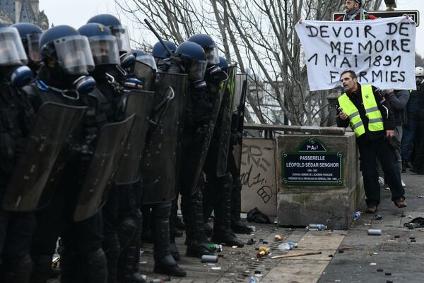 Сотрудники полиции и участники протестной акции жёлтых жилетов в Париже Сотрудники полиции и участники протестной акции жёлтых жилетов в Париже