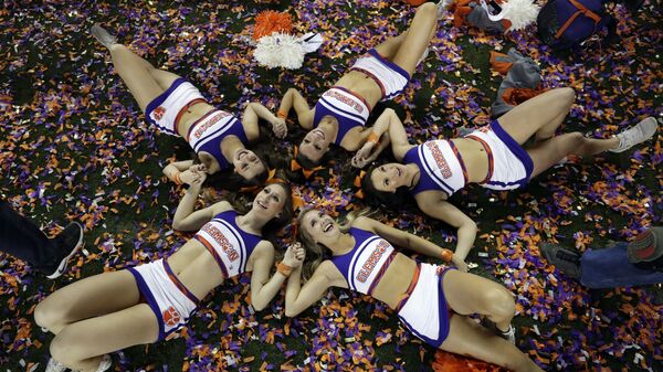Девушки из группы поддержки клуба Clemson после игры NCAA в Калифорнии Девушки из группы поддержки клуба Clemson после игры NCAA в Калифорнии