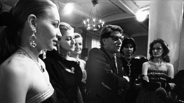 Ив Сен-Лоран и советские манекенщицы. Ленинград, 1986 Ив Сен-Лоран и советские манекенщицы. Ленинград, 1986