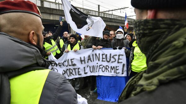В Париже вновь проходят протесты против санитарных пропусков
