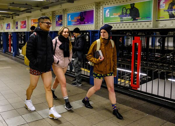 Участники флешмоба В метро без штанов на одной из станций метро Нью-Йорка Участники флешмоба В метро без штанов на одной из станций метро Нью-Йорка