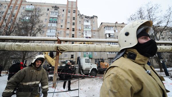 Сотрудники МЧС РФ у девятиэтажного жилого дом №16 на улице Хабарова в городе Шахты, в котором произошел взрыв бытового газа Сотрудники МЧС РФ у девятиэтажного жилого дом №16 на улице Хабарова в городе Шахты, в котором произошел взрыв бытового газа