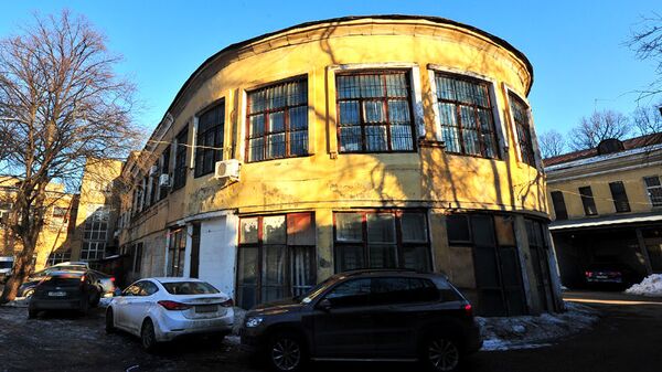 Здание-самолет в Хамовниках Здание-самолет в Хамовниках