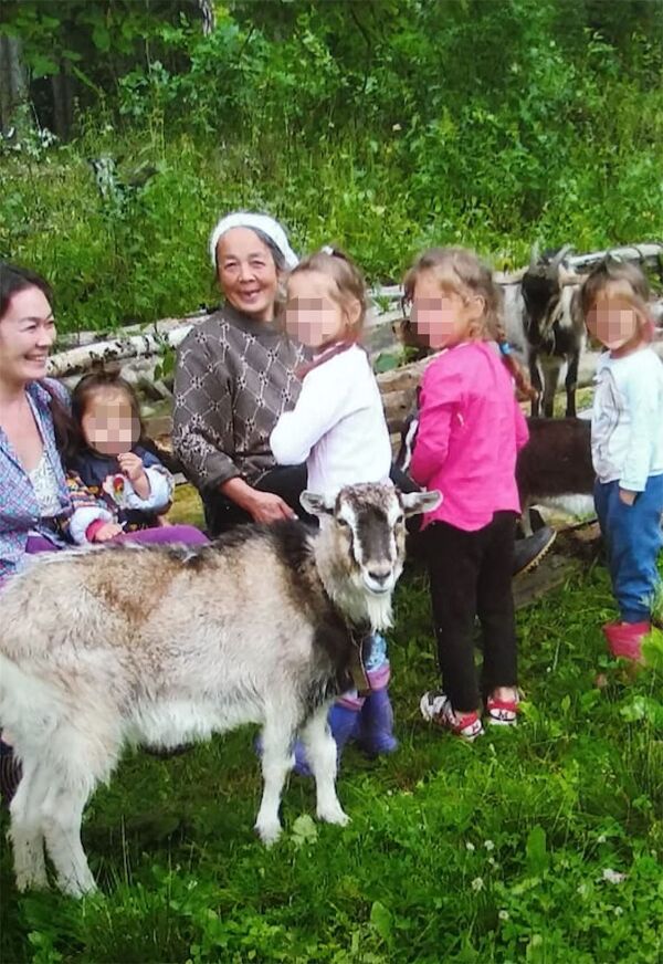 Любовь Жангаулова с детьми и старшей дочерью Любовь Жангаулова с детьми и старшей дочерью