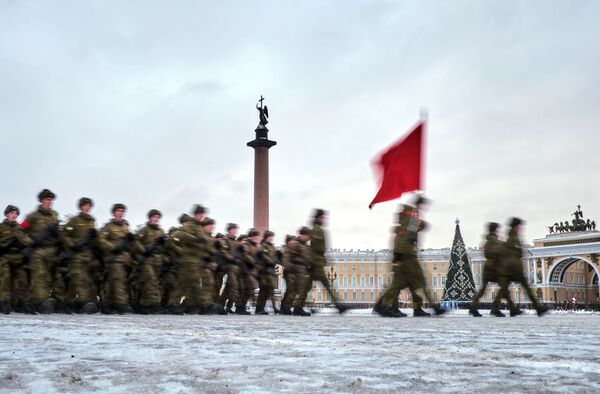 Участники репетиции парада в честь 75-летия снятия блокады Ленинграда на Дворцовой площади в Санкт-Петербурге Участники репетиции парада в честь 75-летия снятия блокады Ленинграда на Дворцовой площади в Санкт-Петербурге