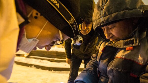Волонтер фонда оказывает медицинскую помощь бездомному у площади Трех вокзалов Волонтер фонда оказывает медицинскую помощь бездомному у площади Трех вокзалов