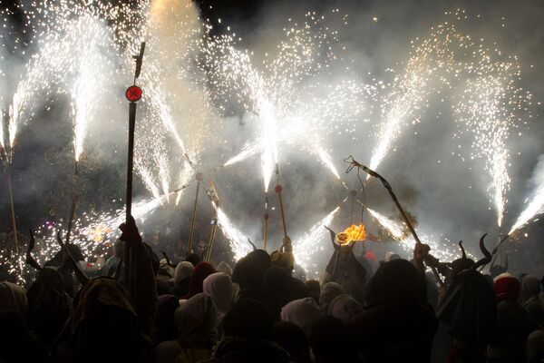 Участники фестиваля Correfoc в Пальма-де-Мальорке, Испания Участники фестиваля Correfoc в Пальма-де-Мальорке, Испания