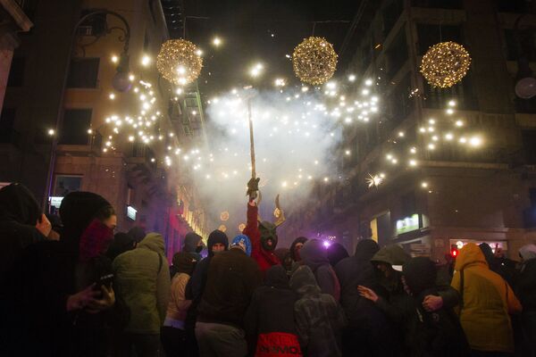 Участники фестиваля Correfoc в Пальма-де-Мальорке, Испания Участники фестиваля Correfoc в Пальма-де-Мальорке, Испания