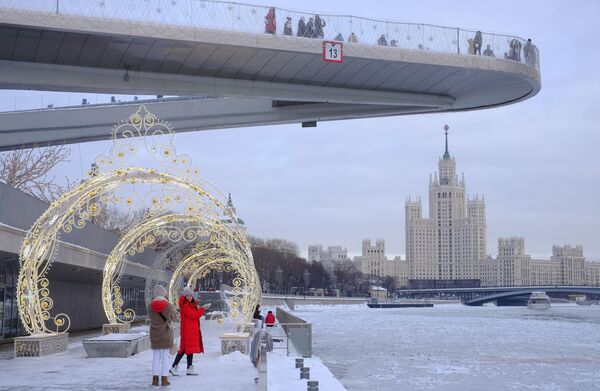 Москворецкая набережная и Парящий мост в парке Зарядье Москворецкая набережная и Парящий мост в парке Зарядье