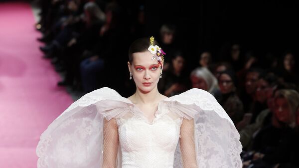Показ коллекции Alexis Mabille на Неделе моды Haute Couture в Париже Показ коллекции Alexis Mabille на Неделе моды Haute Couture в Париже