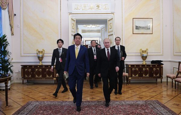 Президент РФ Владимир Путин и премьер-министр Японии Синдзо Абэ во время встречи в Москве. 22 января 2019 Президент РФ Владимир Путин и премьер-министр Японии Синдзо Абэ во время встречи в Москве. 22 января 2019