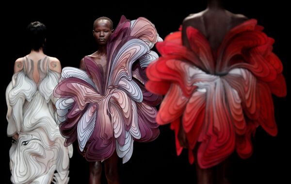 Модели во время показа коллекции Iris van Herpen на Неделе моды Haute Couture в Париже Модели во время показа коллекции Iris van Herpen на Неделе моды Haute Couture в Париже