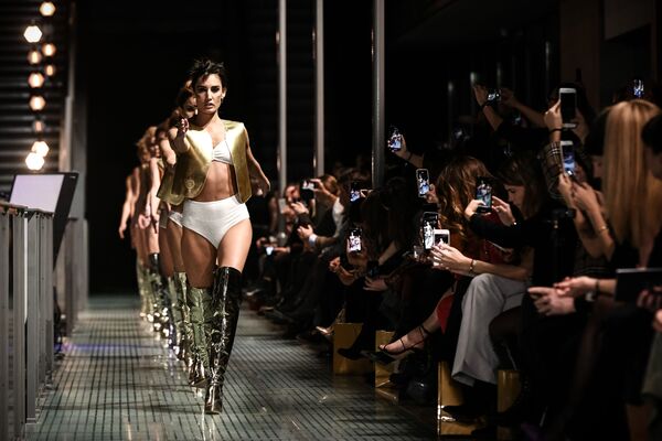 Модели на презентации коллекции французского белья Lingerie Rocks в Париже. 20 января 2019 Модели на презентации коллекции французского белья Lingerie Rocks в Париже. 20 января 2019
