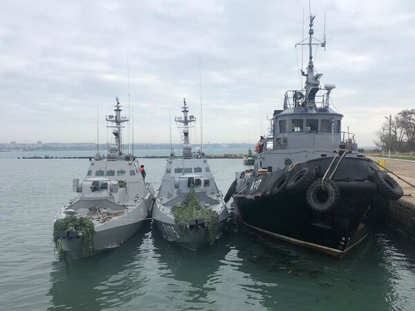 Задержанные украинские корабли доставлены в порту Керчи