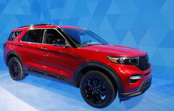 Автомобиль Ford Explorer ST на автосалоне в Детройте Автомобиль Ford Explorer ST на автосалоне в Детройте