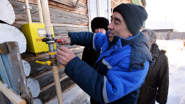 Техник газовой службы подключает газ в жилой дом Техник газовой службы подключает газ в жилой дом