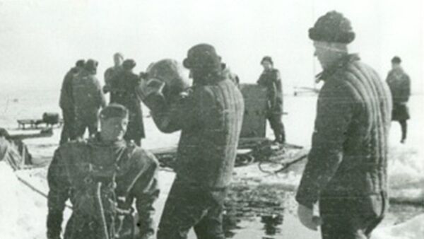 Строительство подводного трубопровода по дну Ладожского озера, 1942-й год Строительство подводного трубопровода по дну Ладожского озера, 1942-й год