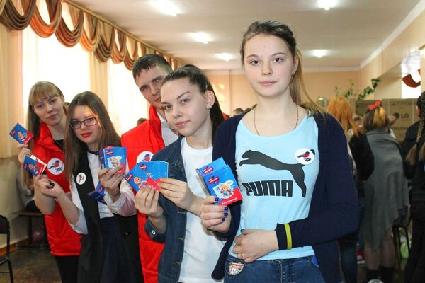 Студенты с открыткой Татьянка Студенты с открыткой Татьянка