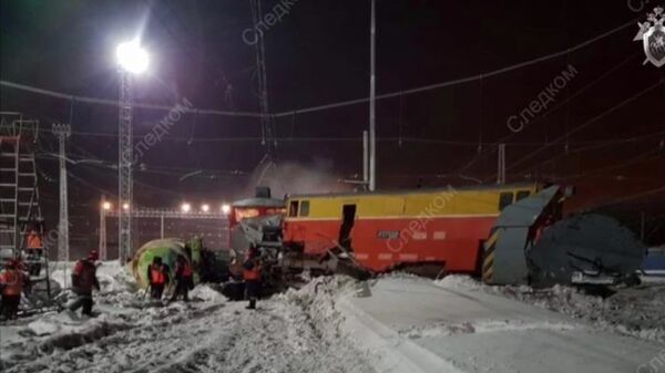 Снегоуборочный поезд столкнулся с грузовым под Самарой Снегоуборочный поезд столкнулся с грузовым под Самарой