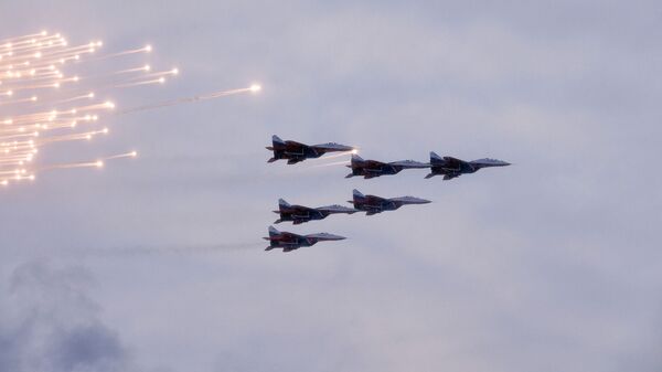 МиГ-29 пилотажной группы Стрижи во время воздушной части военного парада в честь 75-летия снятия блокады Ленинграда на Дворцовой площади в Санкт-Петербурге. 27 января 2019 МиГ-29 пилотажной группы Стрижи во время воздушной части военного парада в честь 75-летия снятия блокады Ленинграда на Дворцовой площади в Санкт-Петербурге. 27 января 2019