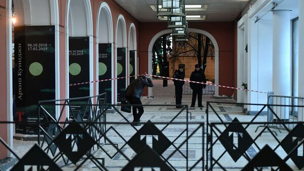 Сотрудники полиции дежурят у входа в Инженерный корпус Третьяковской галереи в Москве Сотрудники полиции дежурят у входа в Инженерный корпус Третьяковской галереи в Москве