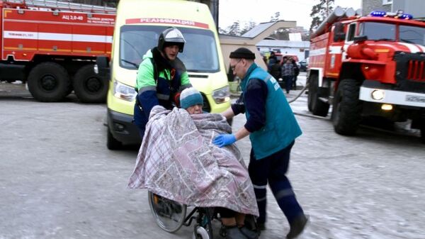 Эвакуация жительницы жилого дома в Улан-Удэ, в котором произошел пожар Эвакуация жительницы жилого дома в Улан-Удэ, в котором произошел пожар