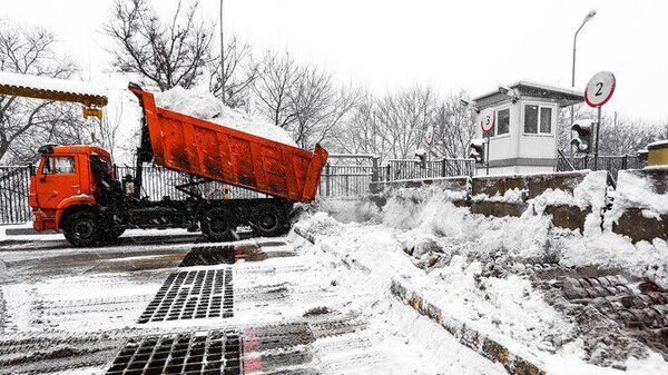 Уборка снега на улицах Москвы Уборка снега на улицах Москвы