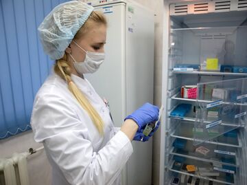 Медсестра в прививочном кабинете Медсестра в прививочном кабинете