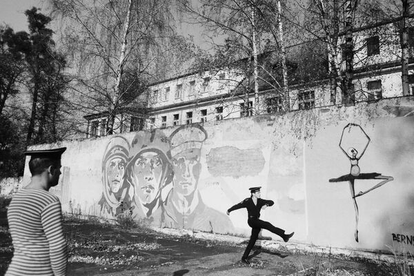 Борис Регистер. На плацу. Пос. Знаменск, Калининградская область. 2011. Собрание МАММ Борис Регистер. На плацу. Пос. Знаменск, Калининградская область. 2011. Собрание МАММ