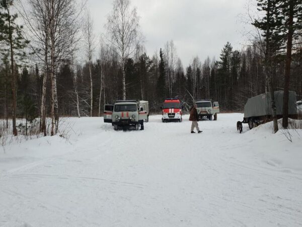Сотрудники МЧС возле турбазы Серебрянский камень Сотрудники МЧС возле турбазы Серебрянский камень