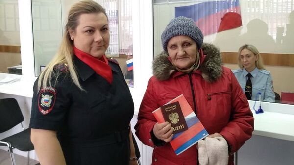 Омская пенсионерка получила паспорт гражданина России Омская пенсионерка получила паспорт гражданина России