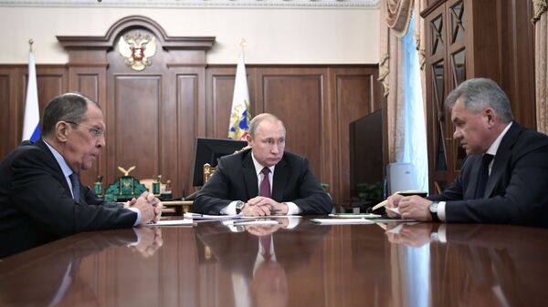 Владимир Путин, глава МИД РФ Сергей Лавров и министр обороны РФ Сергей Шойгу во время встречи. 2 февраля 2019 Владимир Путин, глава МИД РФ Сергей Лавров и министр обороны РФ Сергей Шойгу во время встречи. 2 февраля 2019