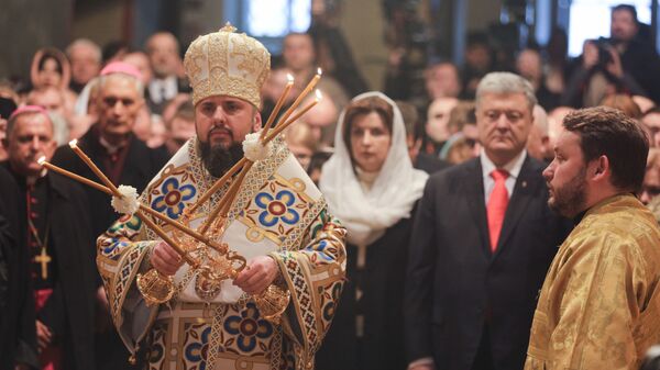 Глава новой церкви Украины Епифаний во время интронизации в Софийском соборе Киева, Украина Глава новой церкви Украины Епифаний во время интронизации в Софийском соборе Киева, Украина