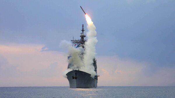 Запуск крылатой ракеты Томагавк с американского военного корабля USS Cape St. George Запуск крылатой ракеты Томагавк с американского военного корабля USS Cape St. George