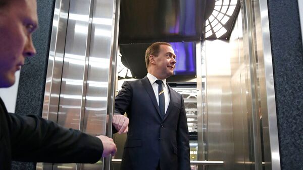 Председатель правительства РФ Дмитрий Медведев во время посещения Щербинского лифтостроительного завода Председатель правительства РФ Дмитрий Медведев во время посещения Щербинского лифтостроительного завода
